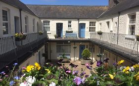 Picturesque Mews Apartment Perfect Location Steps From Harbour And Beaches
